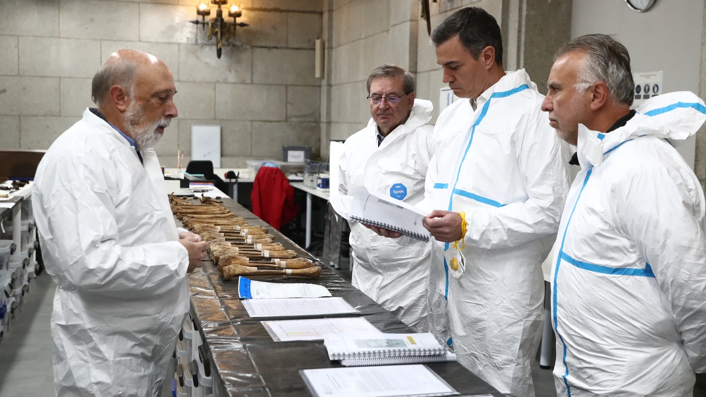 El presidente del Gobierno, Pedro Sánchez, consulta información de las exhumaciones en el Valle de Cuelgamuros El presidente del Gobierno, Pedro Sánchez, consulta información de las exhumaciones en el Valle de Cuelgamuros