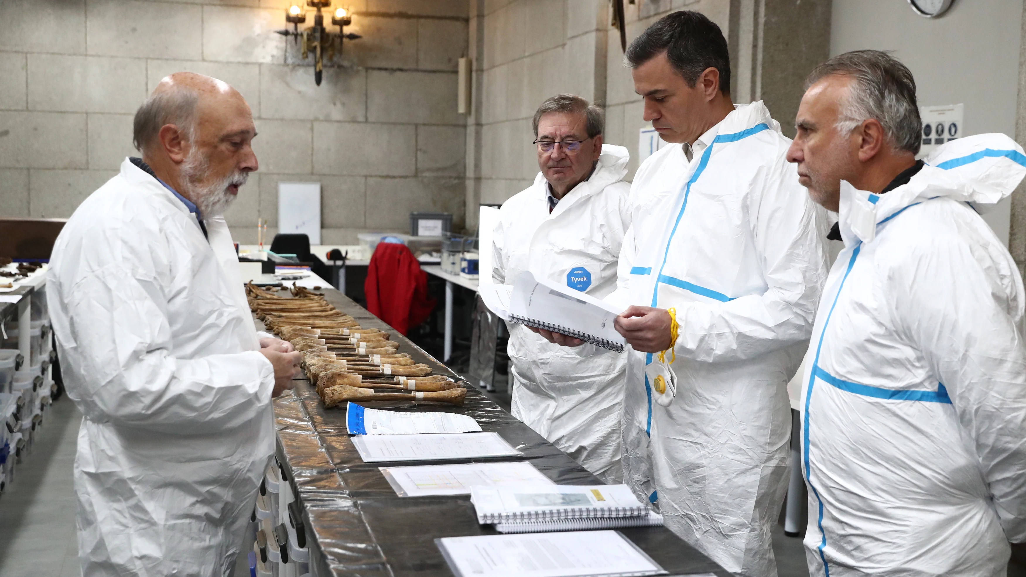 El presidente del Gobierno, Pedro Sánchez, consulta información de las exhumaciones en el Valle de Cuelgamuros