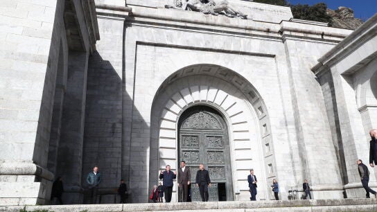 Sánchez sale del Valle de Cuelgamuros junto al secretario de Estado y el ministro Víctor Ángel Torres