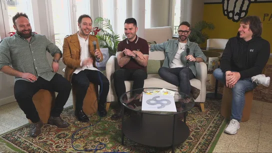 Los miembros de Supersubmarina y Fernando Navarro en un momento de la entrevista Los miembros de Supersubmarina y Fernando Navarro en un momento de la entrevista