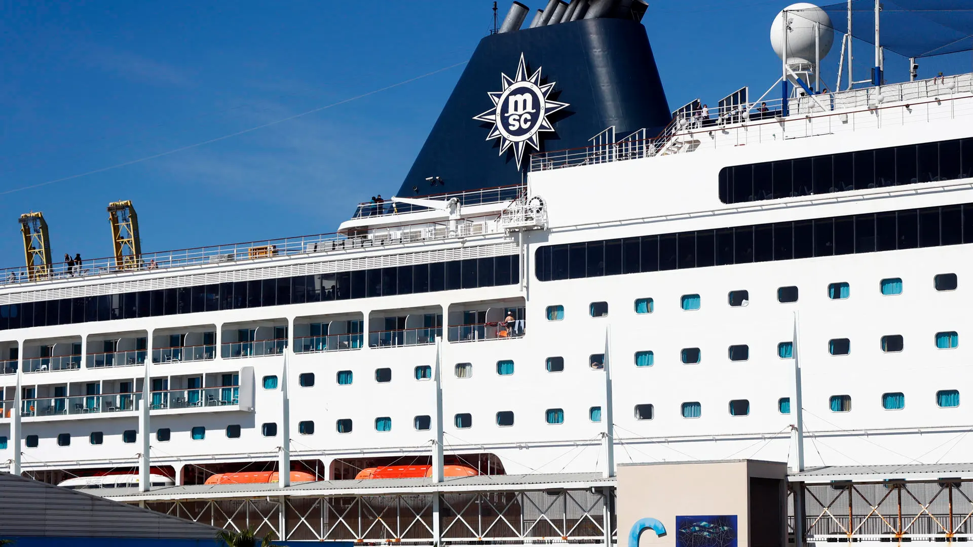 Crucero retenido en Barcelona por problemas con los visados de 69 pasajeros bolivianos