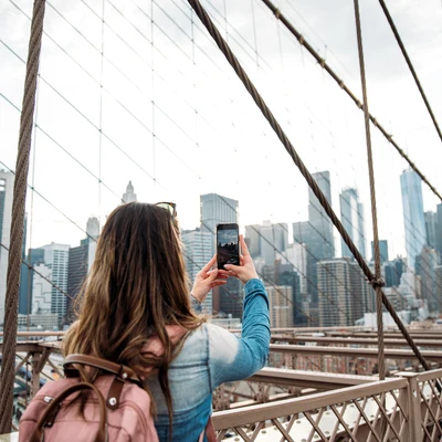 Chica joven usando su móvil en Manhattan
