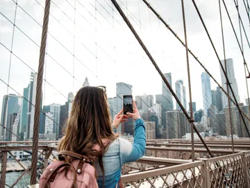 Chica joven usando su móvil en Manhattan Chica joven usando su móvil en Manhattan