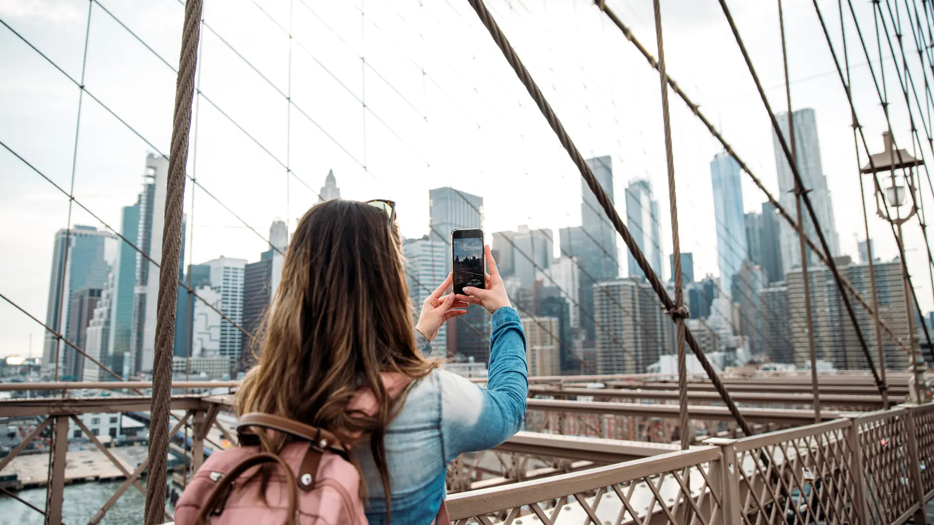 Chica joven usando su móvil en Manhattan Chica joven usando su móvil en Manhattan