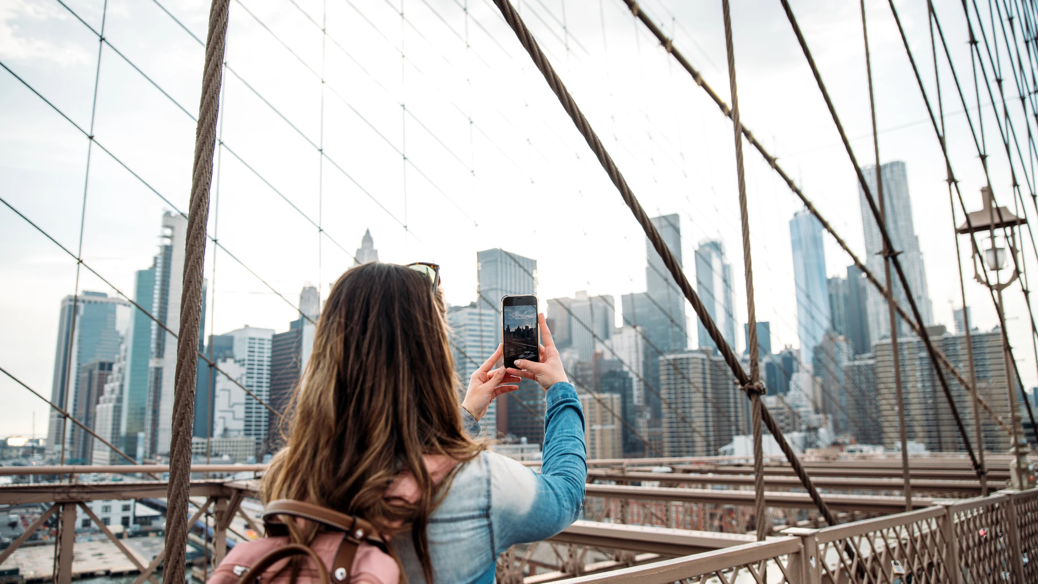 Chica joven usando su móvil en Manhattan Chica joven usando su móvil en Manhattan