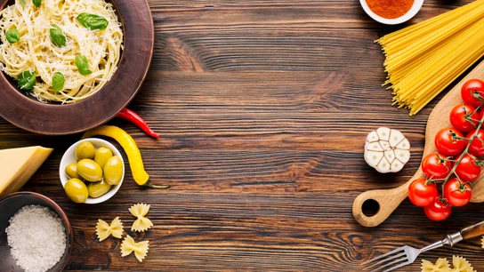 Una mesa con alimentos.  Una mesa con alimentos.