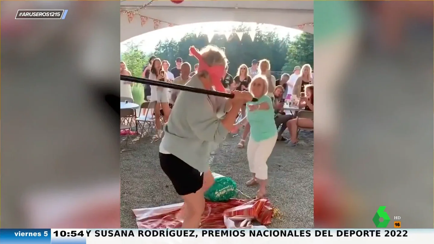 ARÚS: Intenta romper una piñata con los ojos vendados y acaba rompiendo los piños a una señora ARÚS: Intenta romper una piñata con los ojos vendados y acaba rompiendo los piños a una señora