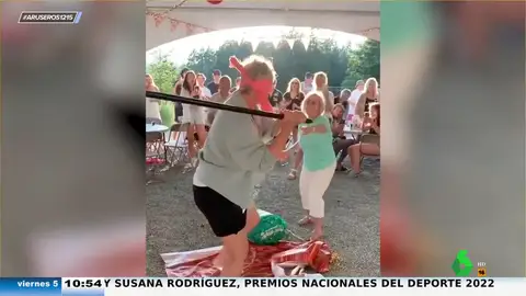 ARÚS: Intenta romper una piñata con los ojos vendados y acaba rompiendo los piños a una señora