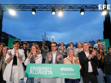 El candidato de EH Bildu, Pello Ochandiano, y el coordinador general, Arnaldo Otegi, en un acto en Vitoria. 
