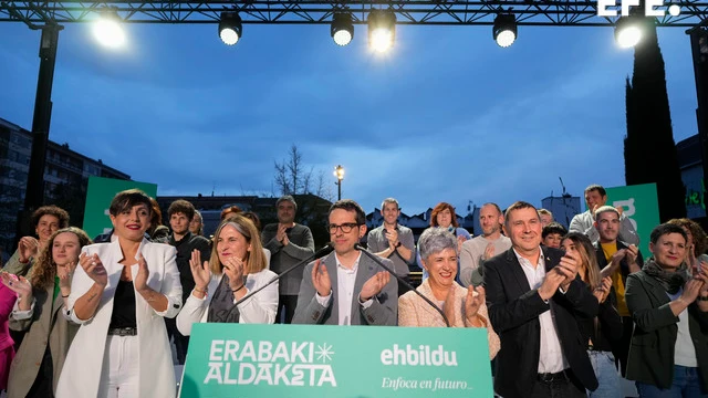 El candidato de EH Bildu, Pello Ochandiano, y el coordinador general, Arnaldo Otegi, en un acto en Vitoria. 