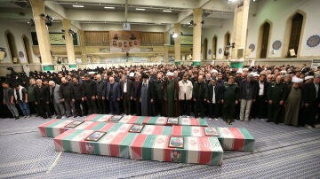Ceremonia en Teherán en homenaje a los guardias revolucionarios muertos por un ataque al consulado iraní en Damasco