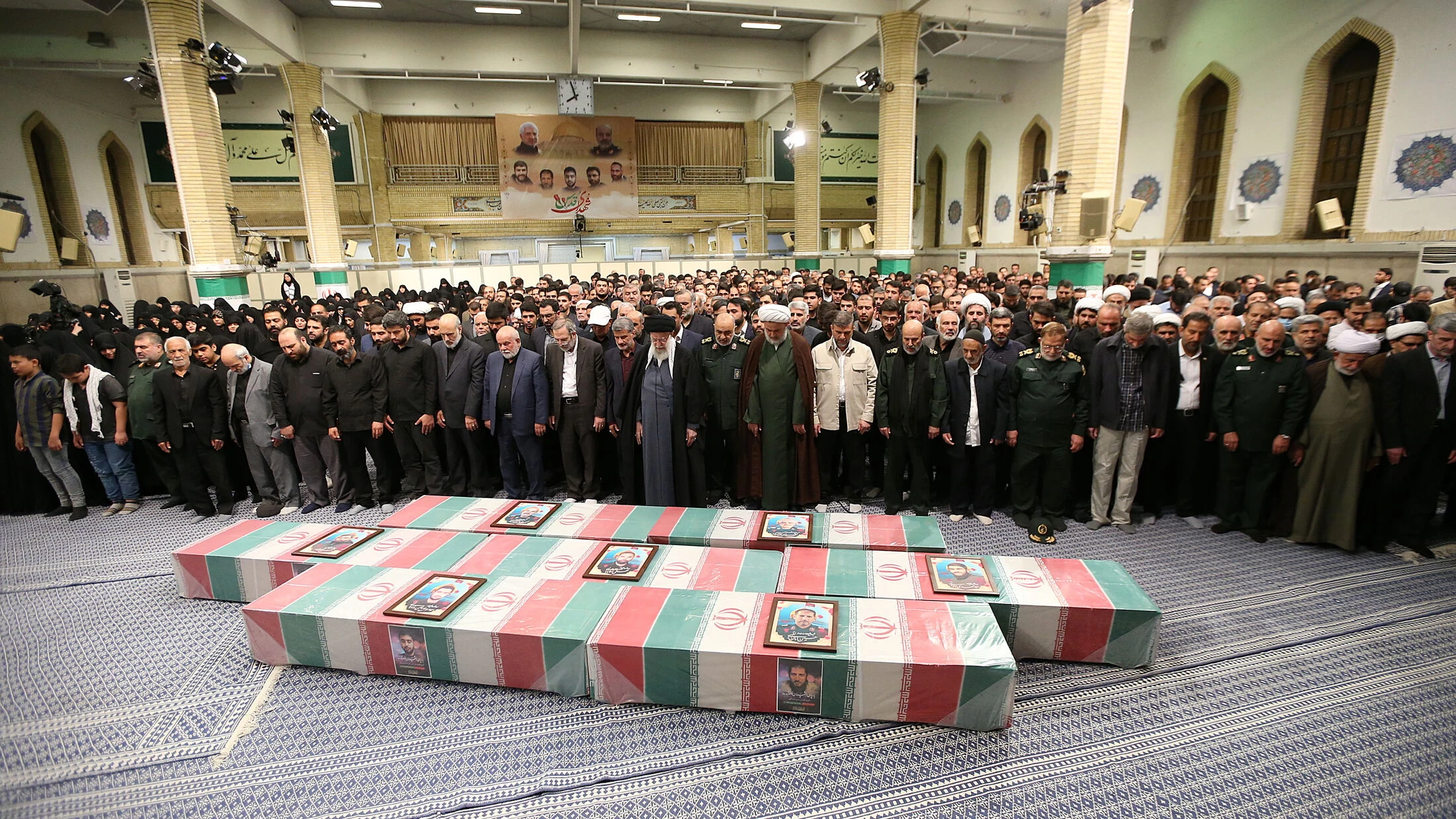 Ceremonia en Teherán en homenaje a los guardias revolucionarios muertos por un ataque al consulado iraní en Damasco