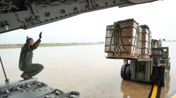 Operarios preparan ayuda humanitaria para la población de Gaza en un avión del Ejército Español.