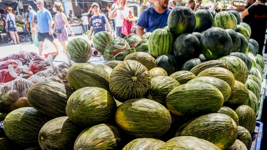 Puesto de melones en un mercadillo al aire libre. Puesto de melones en un mercadillo al aire libre.