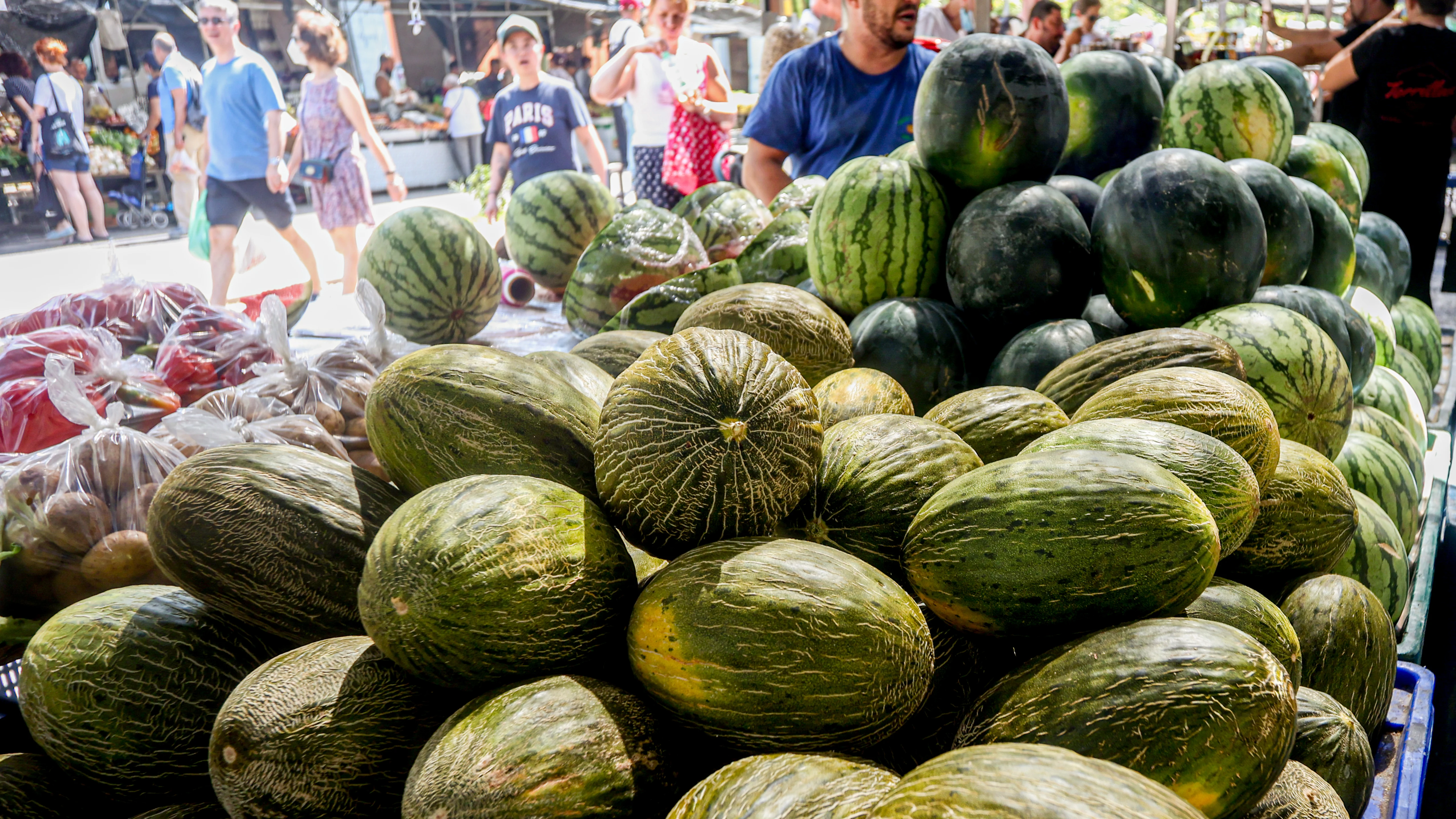 Puesto de melones en un mercadillo al aire libre.