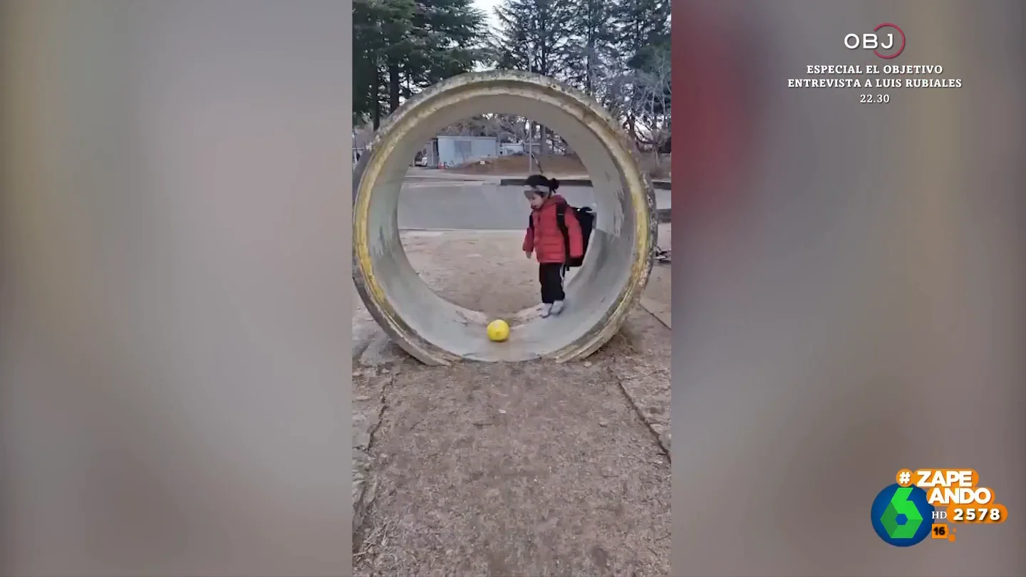 ZAPEANDO: Viral niña encesta pelota en mochila ZAPEANDO: Viral niña encesta pelota en mochila