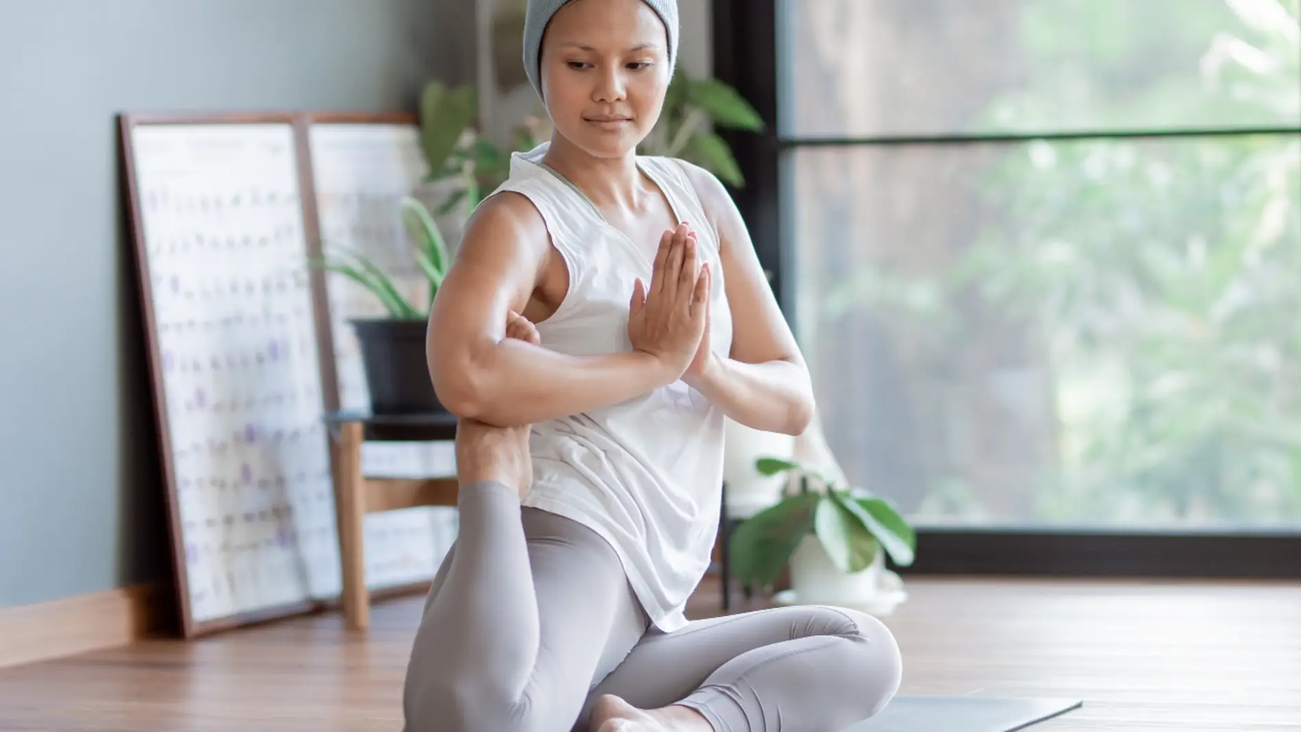 mujer con cáncer haciendo yoga