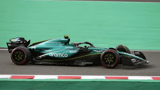Fernando Alonso rueda con el Aston Martin Fernando Alonso rueda con el Aston Martin