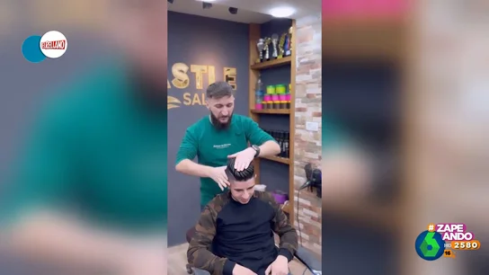 El curioso método que utiliza un peluquero para demostrar que su laca es de fijación extrafuerte El curioso método que utiliza un peluquero para demostrar que su laca es de fijación extrafuerte