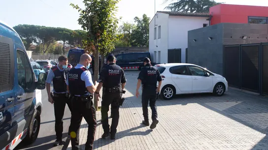 Imagen de archivo de agentes de los Mossos d'Esquadra durante una operación.  Imagen de archivo de agentes de los Mossos d'Esquadra durante una operación.