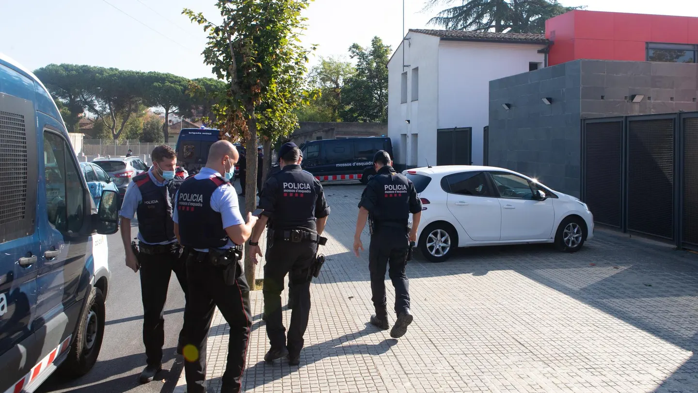 Imagen de archivo de agentes de los Mossos d'Esquadra durante una operación. Imagen de archivo de agentes de los Mossos d'Esquadra durante una operación.