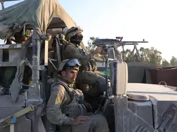 Soldados israelíes en un punto de control en la frontera con Gaza, a 7 de abril de 2024