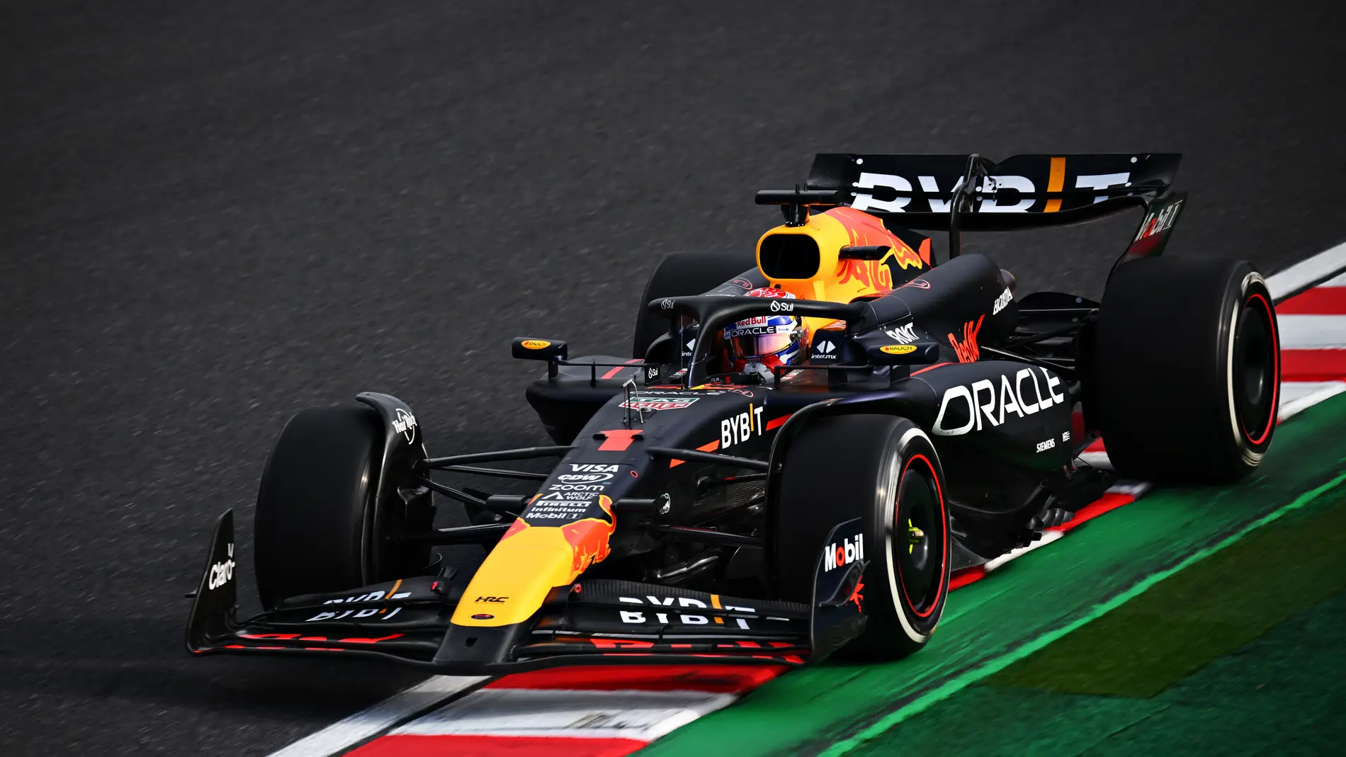 Los Red Bull recuperan los dobletes en Japón y Carlos Sainz sube al podio