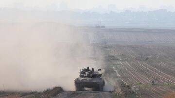 Un tanque del Ejército israelí en la frontera con Gaza, a 7 de abril de 2024