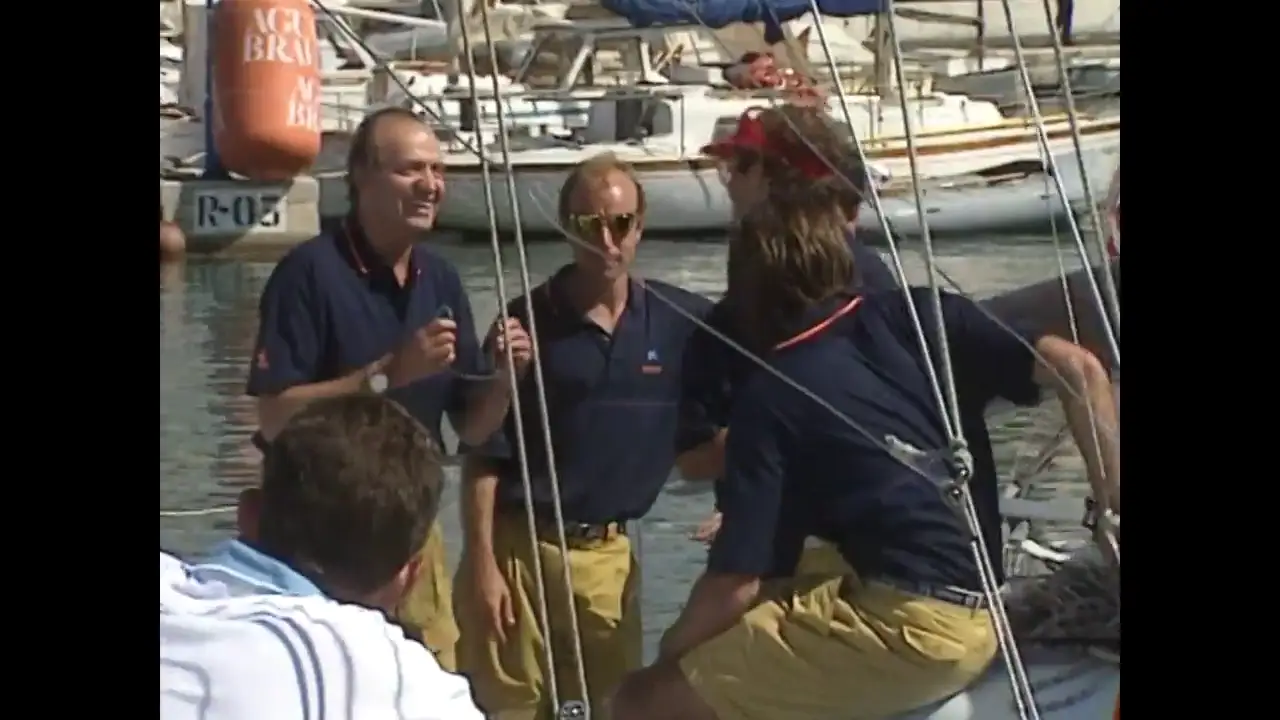 Las fotos nunca vistas de los famosos en España: "El rey Juan Carlos desnudo bajando de un yate en Cerdeña"