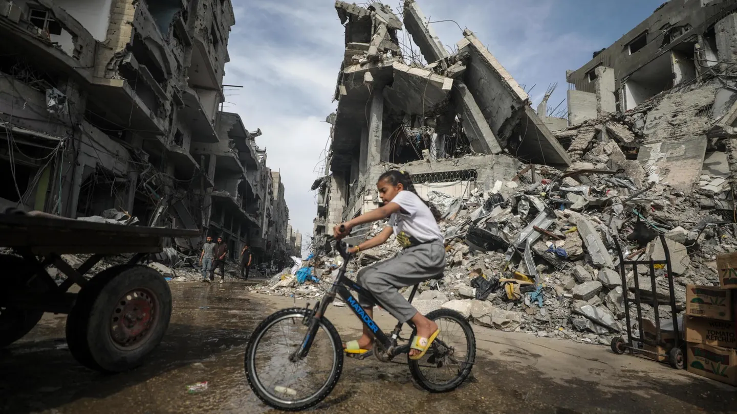Una niña palestina monta en bicicleta rodeada de edificios destruidos por los ataques de Israel en el campamento de refugiados de Nuseirat, Gaza Una niña palestina monta en bicicleta rodeada de edificios destruidos por los ataques de Israel en el campamento de refugiados de Nuseirat, Gaza