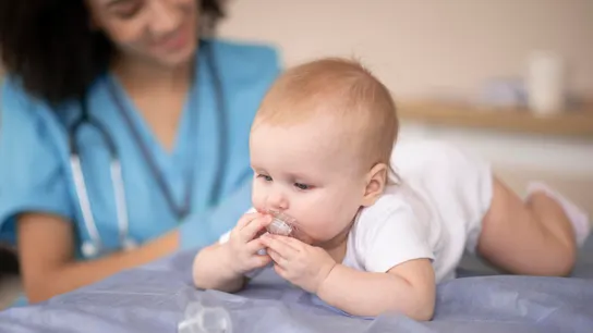 Un bebé preparado para la vacunación Un bebé preparado para la vacunación