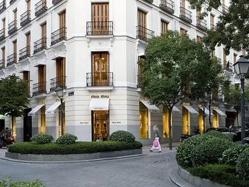 Tienda de Miu Miu en la calle Claudio Coello, milla de oro de Madrid Tienda de Miu Miu en la calle Claudio Coello, milla de oro de Madrid