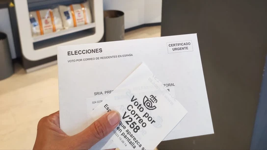 Una persona espera su turno en Correos para efectuar su voto por correo para las próximas elecciones. Una persona espera su turno en Correos para efectuar su voto por correo para las próximas elecciones.