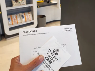Una persona espera su turno en Correos para efectuar su voto por correo para las próximas elecciones. Una persona espera su turno en Correos para efectuar su voto por correo para las próximas elecciones.