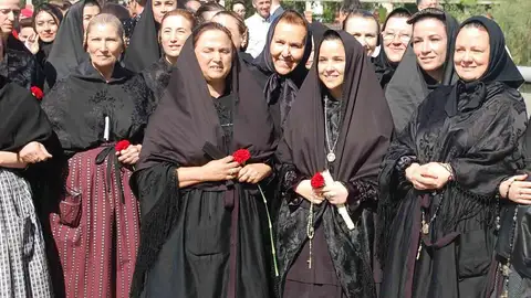 Mujeres fragantinas vistiendo el traje tradicional el Día de la Faldeta Mujeres fragantinas vistiendo el traje tradicional el Día de la Faldeta