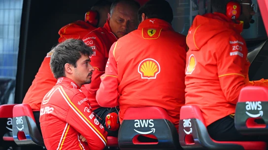 Charles Leclerc en el box del equipo Ferrari Charles Leclerc en el box del equipo Ferrari