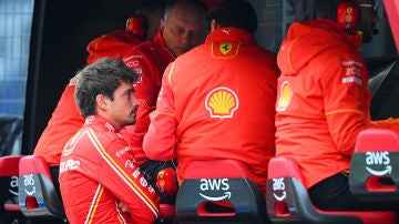Charles Leclerc en el box del equipo Ferrari