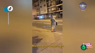 Un buen samaritano evita que una joven tenga que andar descalza lanzándole unas chanclas desde su balcón
