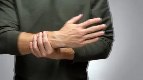 Hombre con temblores en la mano como el Parkinson Hombre con temblores en la mano como el Parkinson