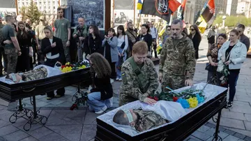 Ceremonia de despedida de dos militares ucranianos en la Plaza de la Independencia de Kyiv (Ucrania), este 09 de abril.