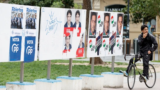 Un panel con diferentes carteles electorales para las elecciones de País Vasco de 2024 Un panel con diferentes carteles electorales para las elecciones de País Vasco de 2024