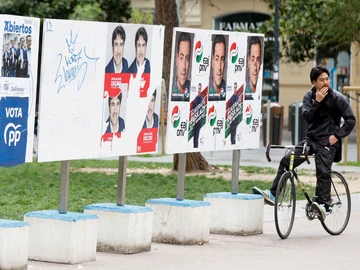 Un panel con diferentes carteles electorales para las elecciones de País Vasco de 2024 Un panel con diferentes carteles electorales para las elecciones de País Vasco de 2024