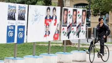Un panel con diferentes carteles electorales para las elecciones de País Vasco de 2024
