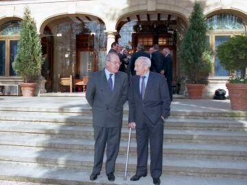 Los exlehendakaris Jose Antonio Ardanza (izda.) y Ram&oacute;n Rubial (dcha.), en el Palacio de Ajuria Enea, en Vitoria-Gasteiz.