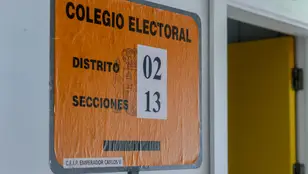 Un cartel indicativo en el CEIP Emperador Carlos V de Getafe que este año actúa como colegio electoral para las elecciones generales 23J.
