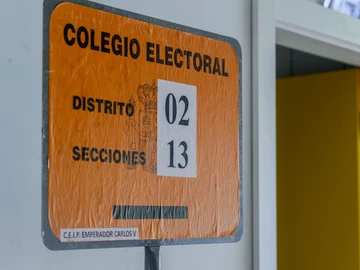 Un cartel indicativo en el CEIP Emperador Carlos V de Getafe que este año actúa como colegio electoral para las elecciones generales 23J. Un cartel indicativo en el CEIP Emperador Carlos V de Getafe que este año actúa como colegio electoral para las elecciones generales 23J.