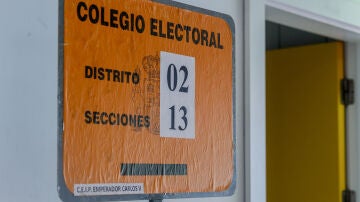 Un cartel indicativo en el CEIP Emperador Carlos V de Getafe que este año actúa como colegio electoral para las elecciones generales 23J.