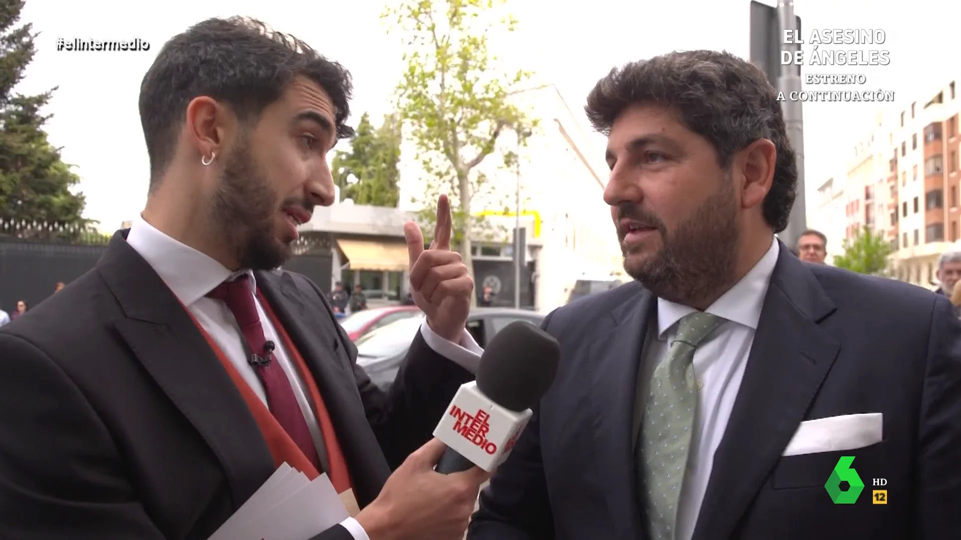En este vídeo de El Intermedio, Isma Juárez sigue a pie de campo la previa de la boda de José Luis Martínez-Almeida y Teresa Urquijo y aprovecha para hablar con invitados ilustres y con los ciudadanos que se han acercado a presenciarlo.
