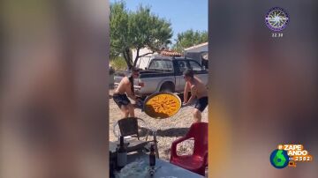 El arriesgado juego de malabares con una paella que deja a un grupo de amigos sin comer