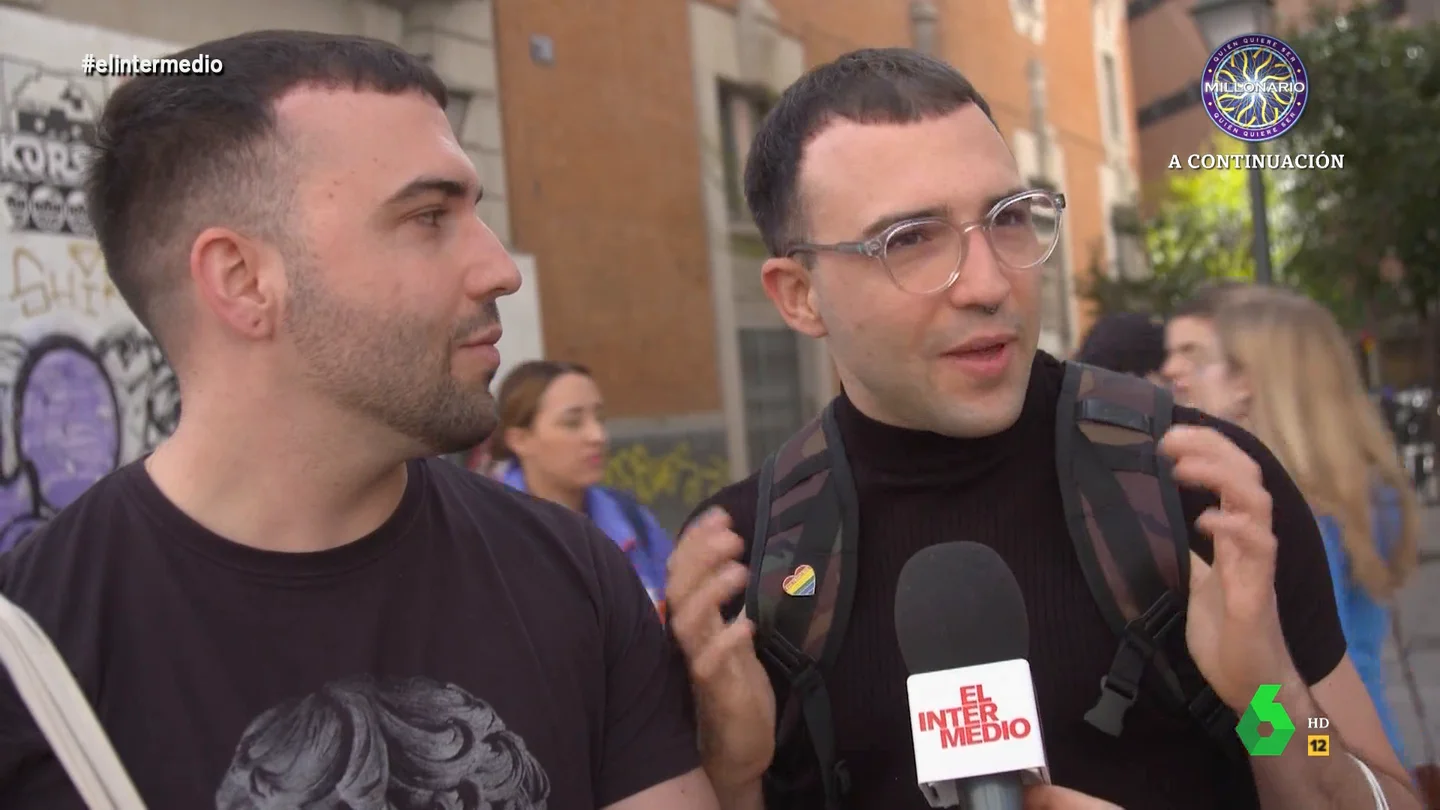 El mensaje de dos jóvenes a quienes alquilan 'zulos' a precios desorbitados "Había pisos por 700 u 800 euros sin calefacción", afirma uno de los jóvenes a los que El Intermedio ha preguntado sobre las peores viviendas en alquiler que han visto. Su experiencia, y la de otras personas con 'zulos' a precios desorbitados, en este vídeo.